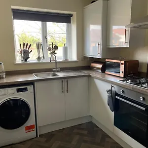 Cheerful 3 Bedroom Town House With Hot Tub Holiday home